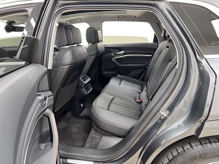 Фото 6 - Audi e-tron