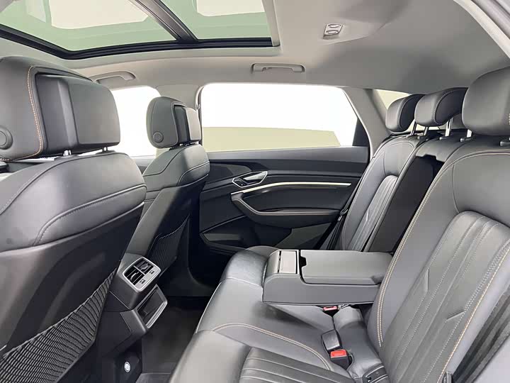 Фото 7 - Audi e-tron