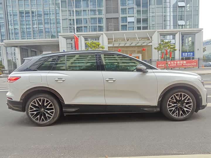 Photo 2 - Audi Q5 e-tron