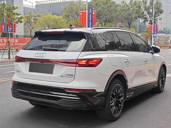 Photo 3 - Audi Q5 e-tron