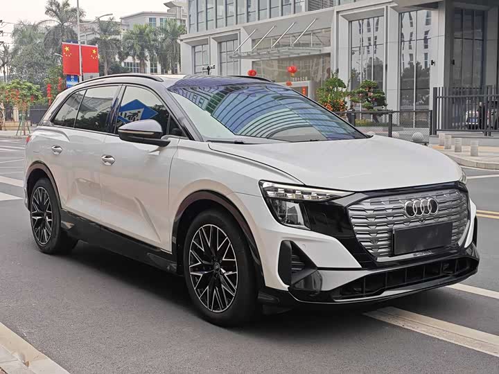 Photo 4 - Audi Q5 e-tron