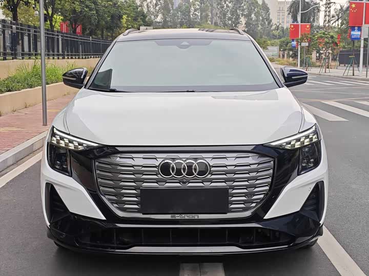 Photo 5 - Audi Q5 e-tron