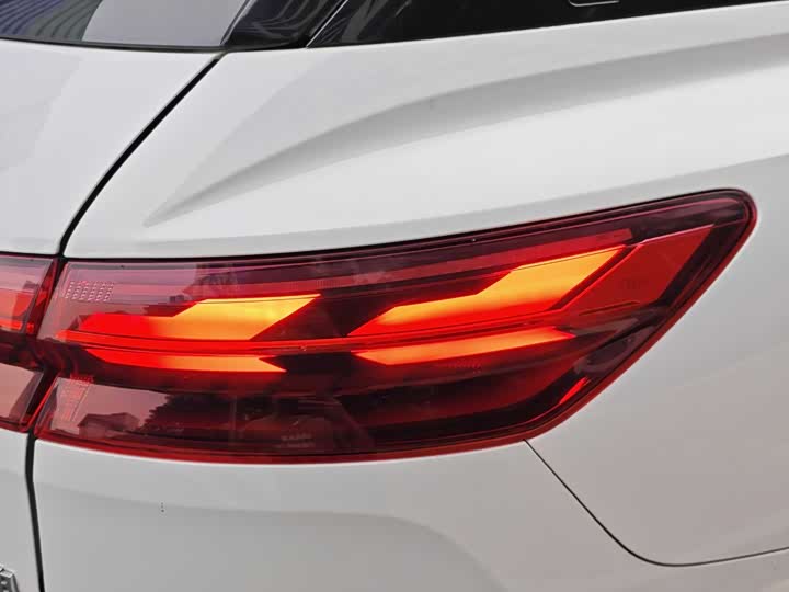 Photo 6 - Audi Q5 e-tron