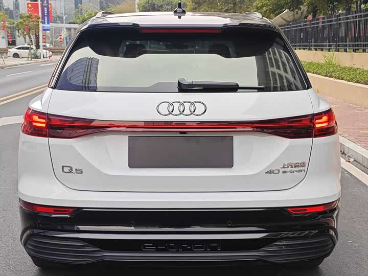 Photo 7 - Audi Q5 e-tron