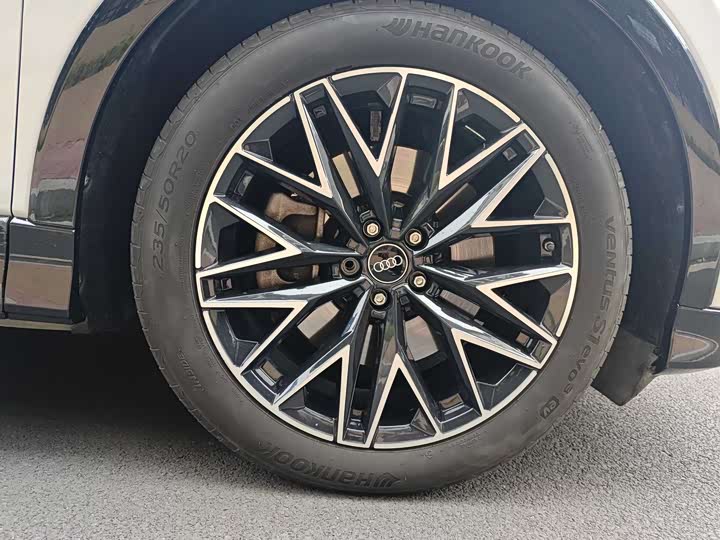 Photo 8 - Audi Q5 e-tron