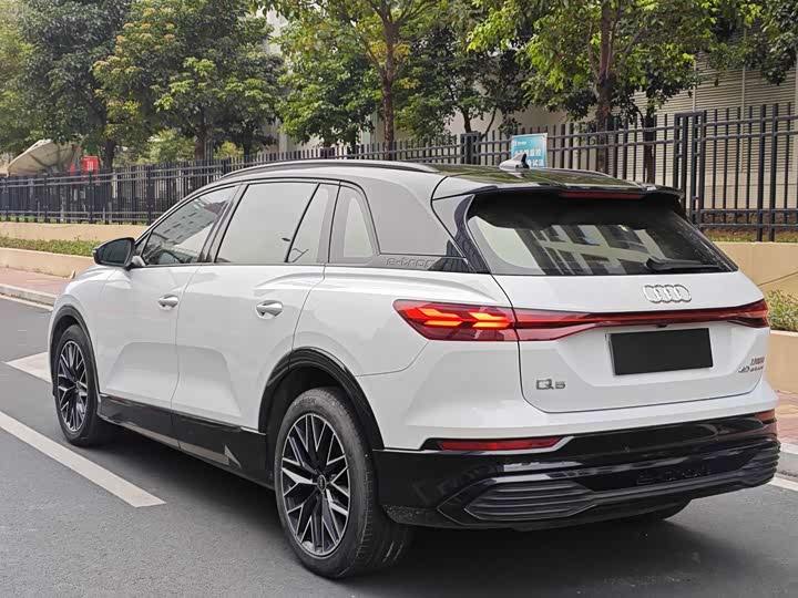 Photo 9 - Audi Q5 e-tron