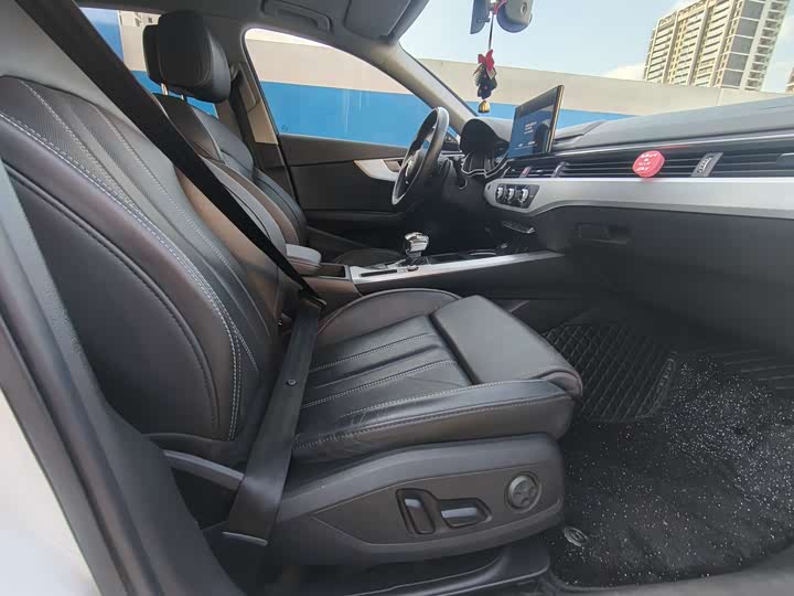 Фото 8 - Audi A4L