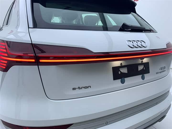 Фото 8 - Audi e-tron