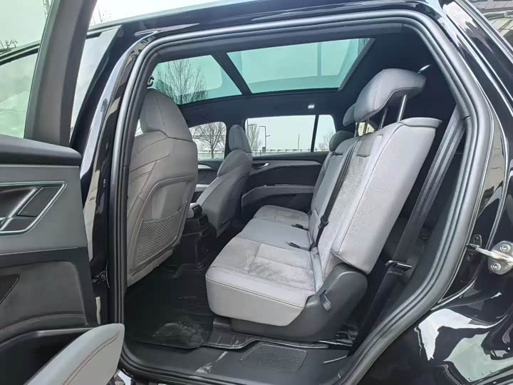 Фото 6 - Audi Q5 e-tron