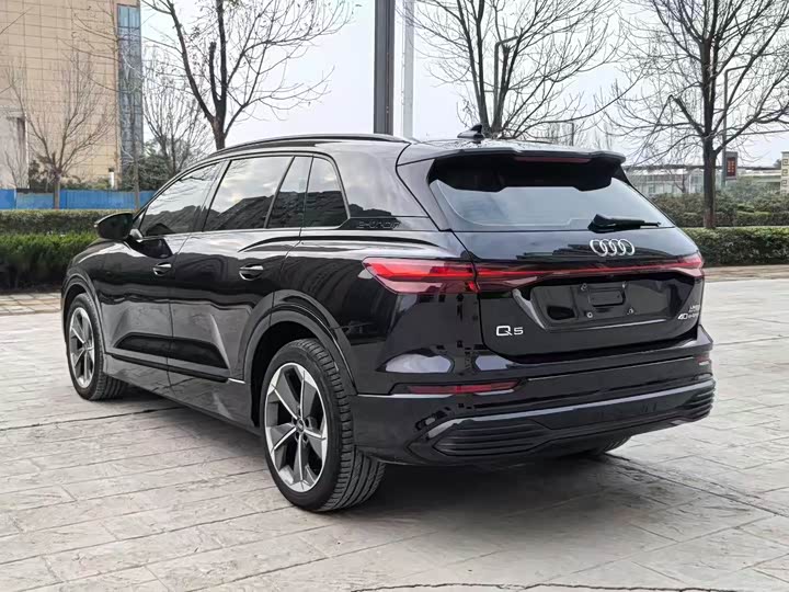 Фото 9 - Audi Q5 e-tron