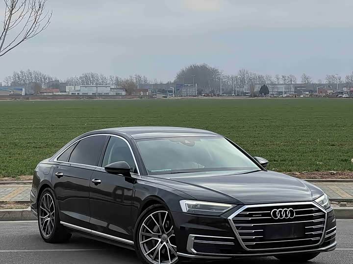 Фото 1 - Audi A8