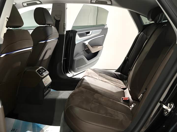 Фото 4 - Audi A7L