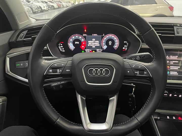 Фото 8 - Audi Q3
