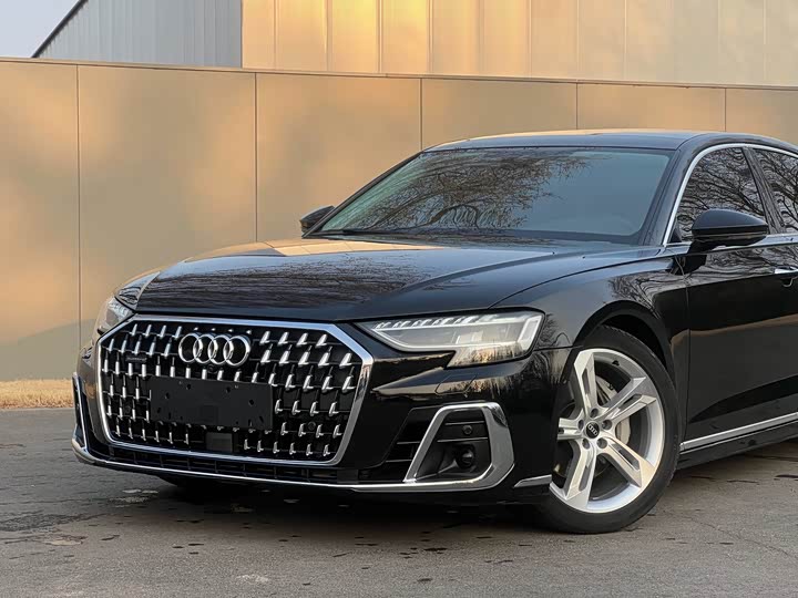 Фото 2 - Audi A8