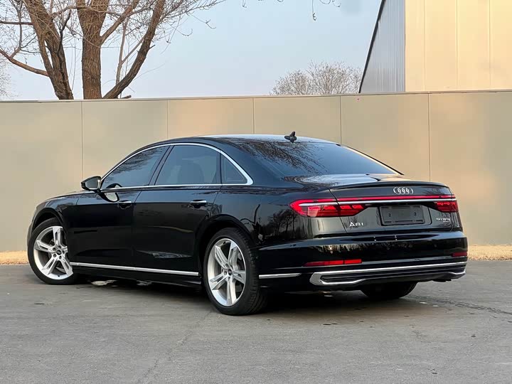 Фото 4 - Audi A8