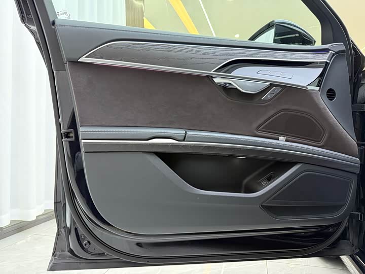 Фото 3 - Audi A8