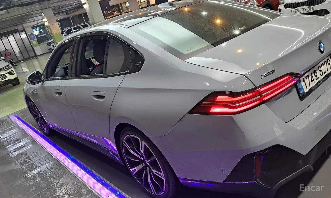 Photo 2 - BMW 5 Series