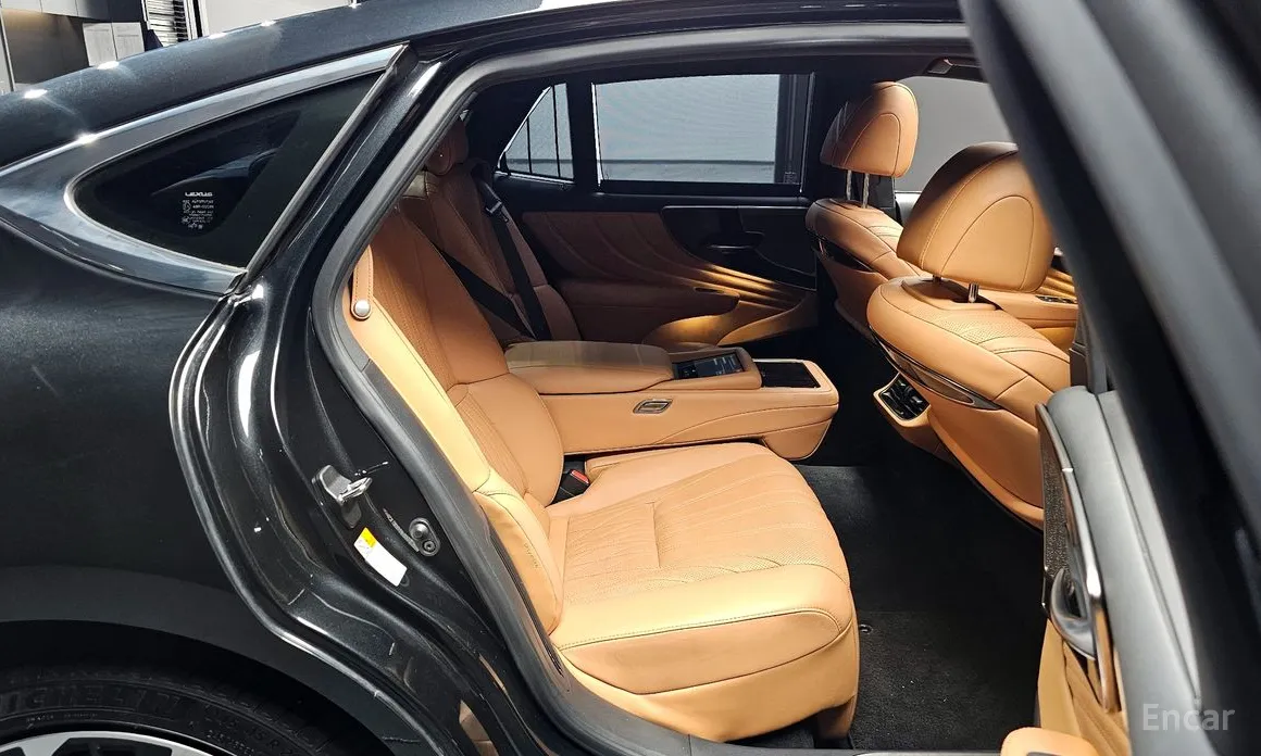 Фото 11 - Lexus LS