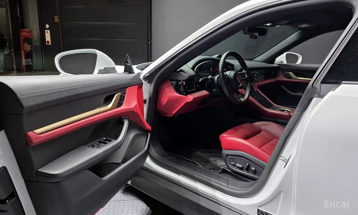 Фото 11 - Porsche Taycan