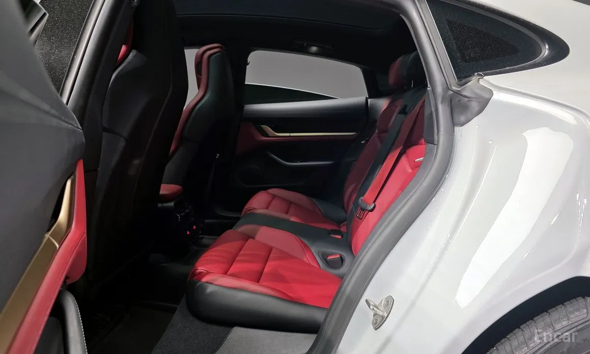 Фото 12 - Porsche Taycan