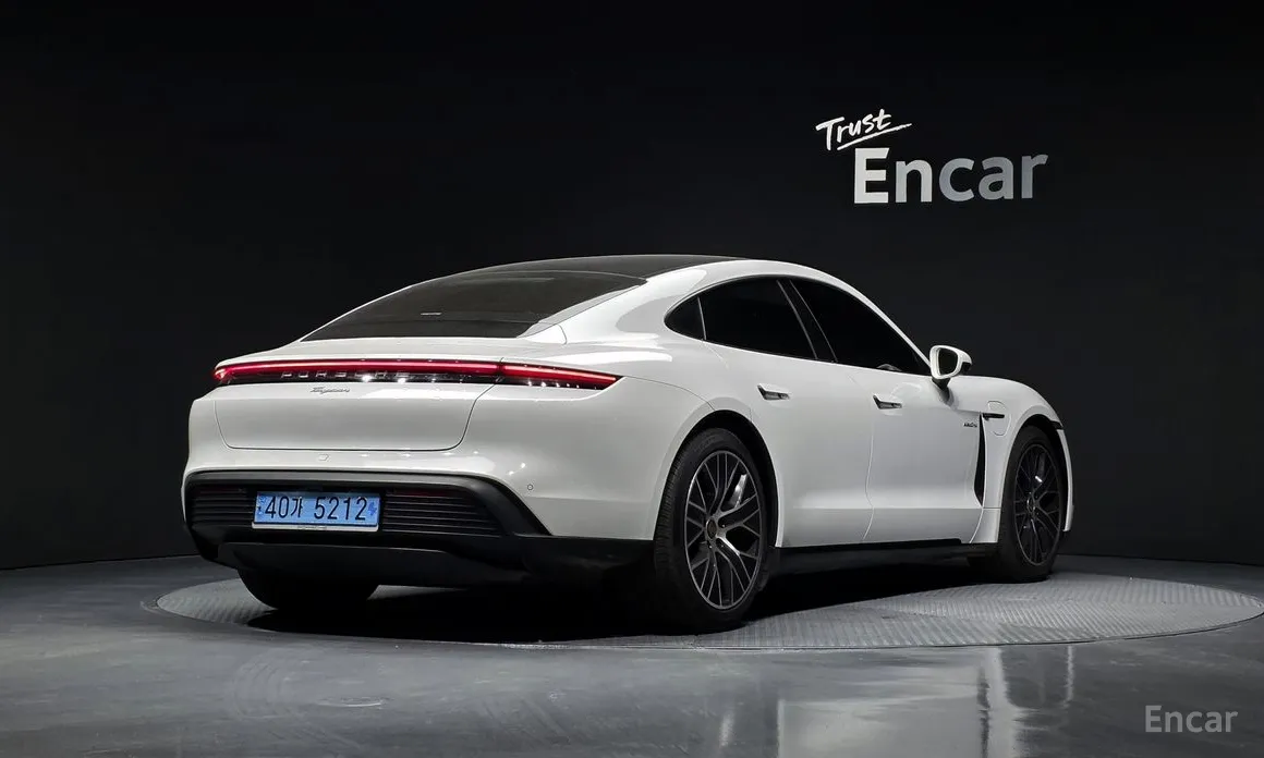 Фото 2 - Porsche Taycan