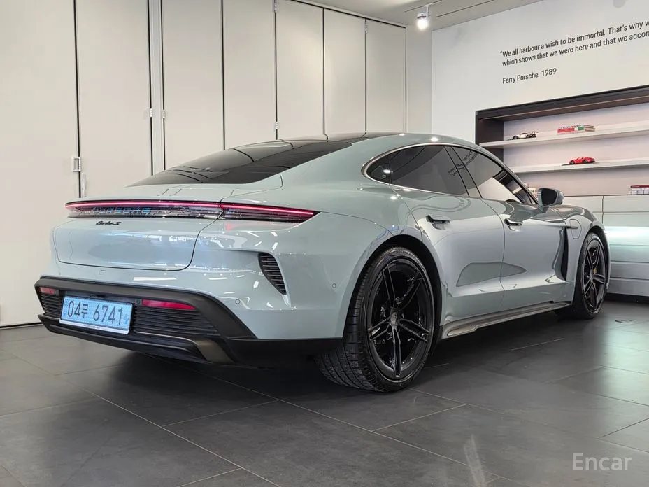 Фото 2 - Porsche Taycan