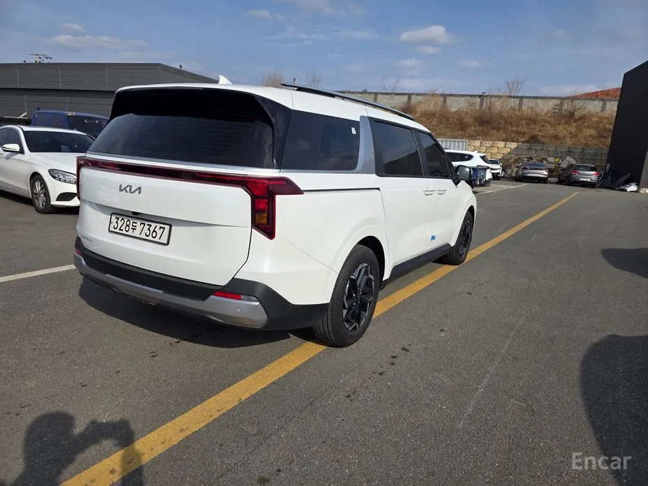 Фото 2 - Kia Carnival