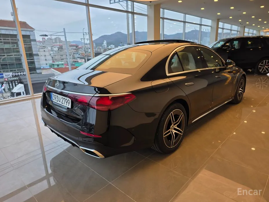 Фото 4 - Mercedes-Benz E-Class