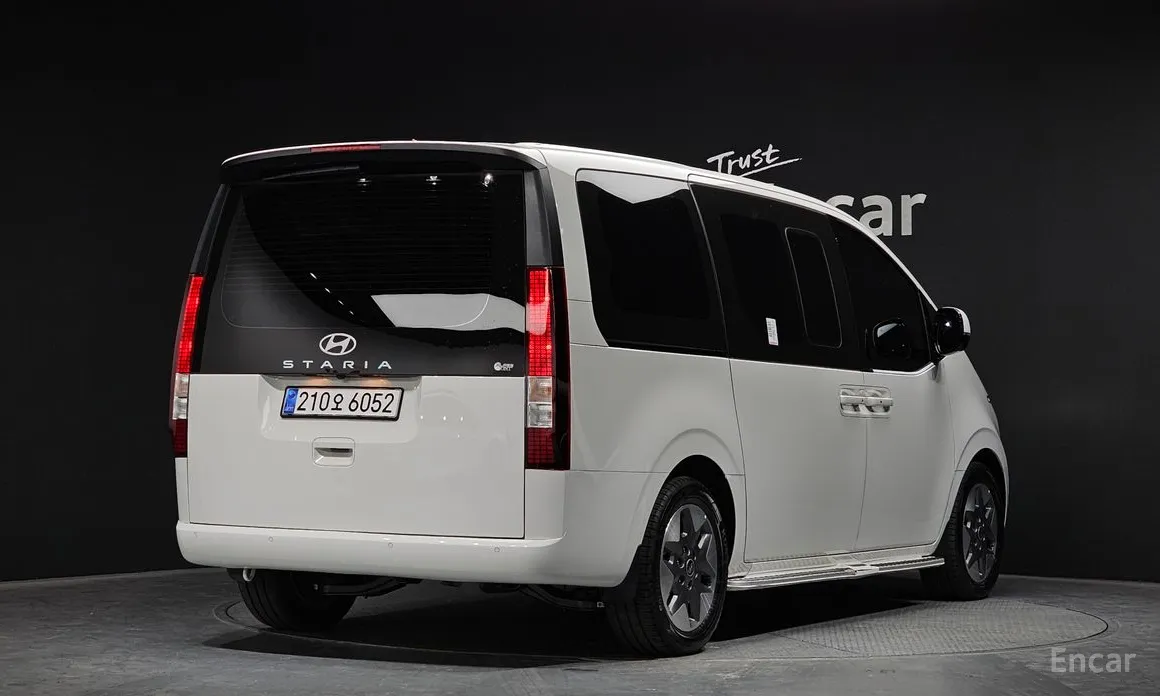 Фото 2 - Hyundai Staria