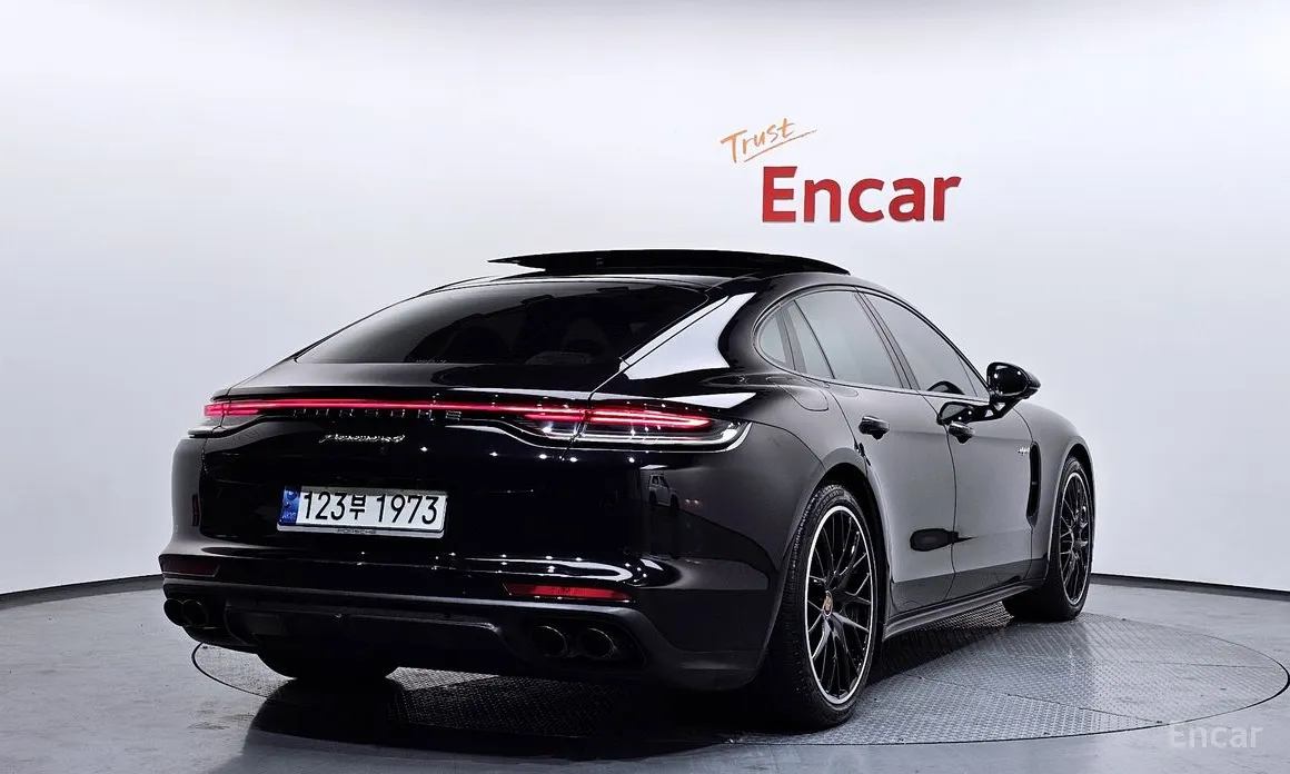 Фото 2 - Porsche Panamera