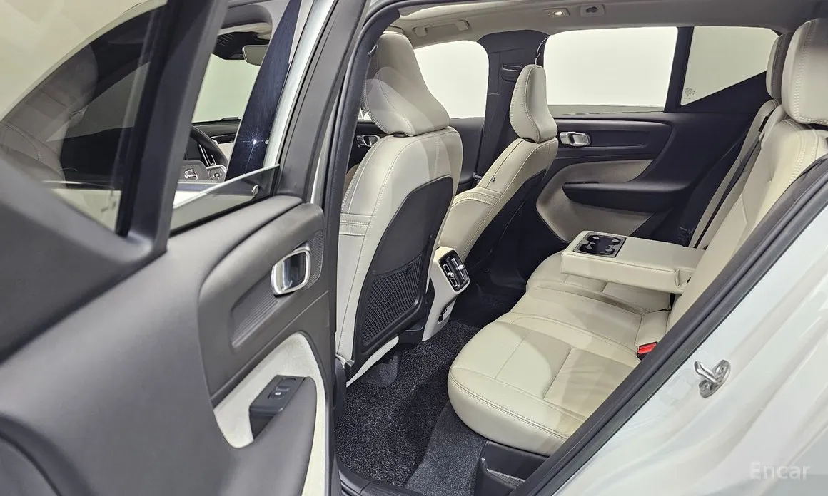 Фото 11 - Volvo XC40