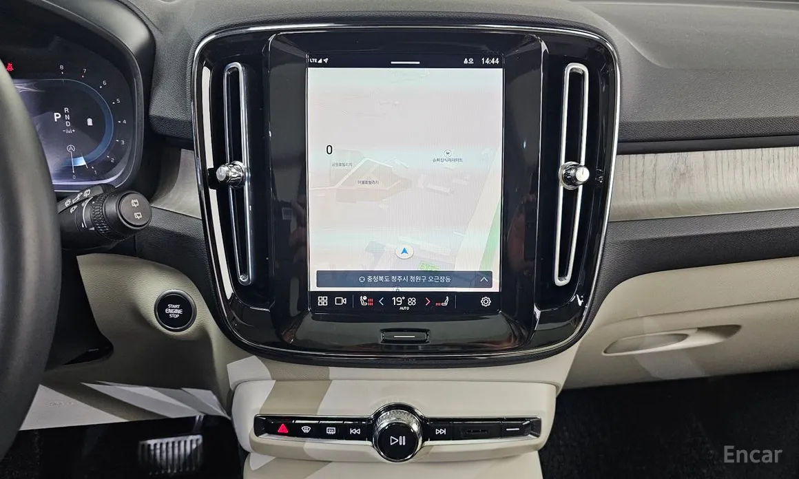 Фото 15 - Volvo XC40