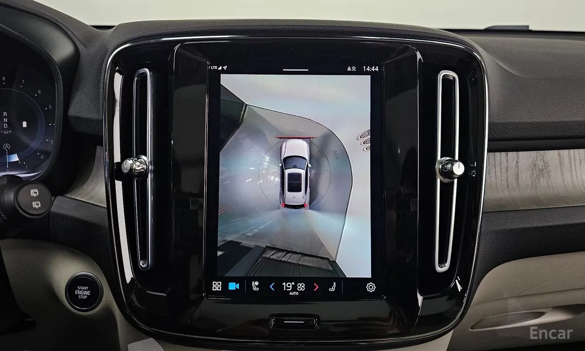 Фото 16 - Volvo XC40