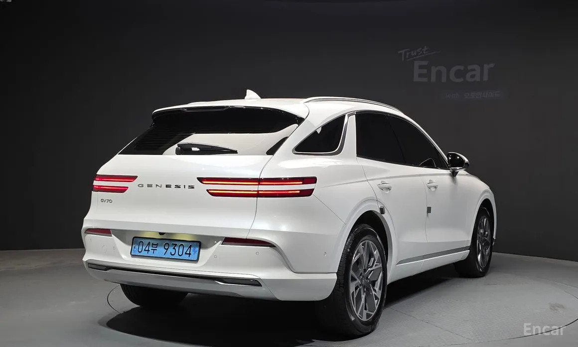Фото 2 - Genesis GV70