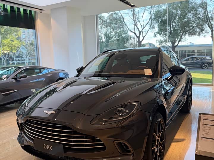 Фото 1 - Aston Martin DBX