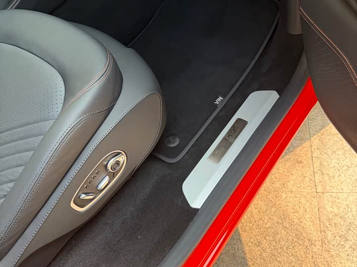 Фото 10 - Aston Martin DBX