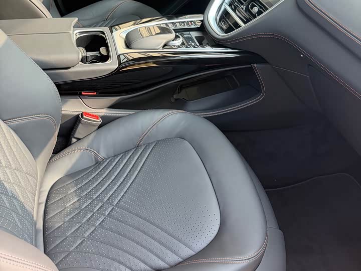 Фото 8 - Aston Martin DBX