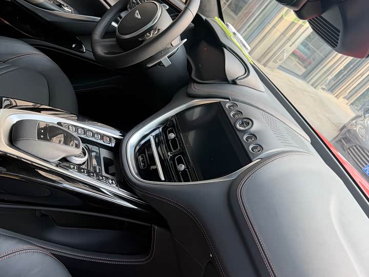 Фото 9 - Aston Martin DBX