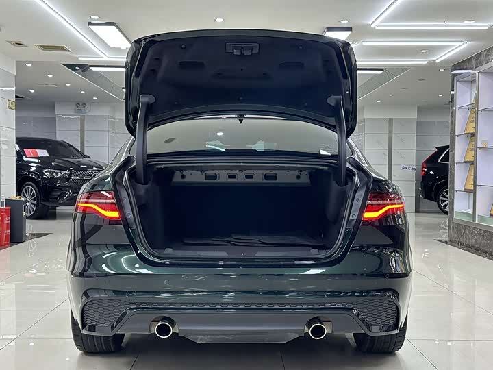 Photo 7 - Jaguar XE L