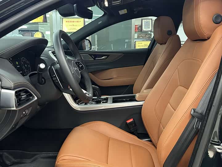 Photo 8 - Jaguar XE L