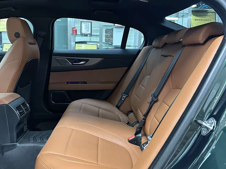 Photo 9 - Jaguar XE L