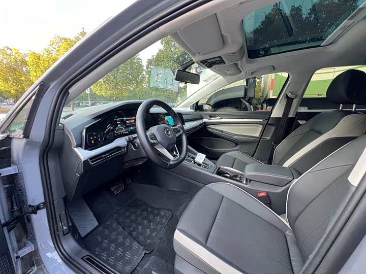 Photo 4 - Volkswagen Golf