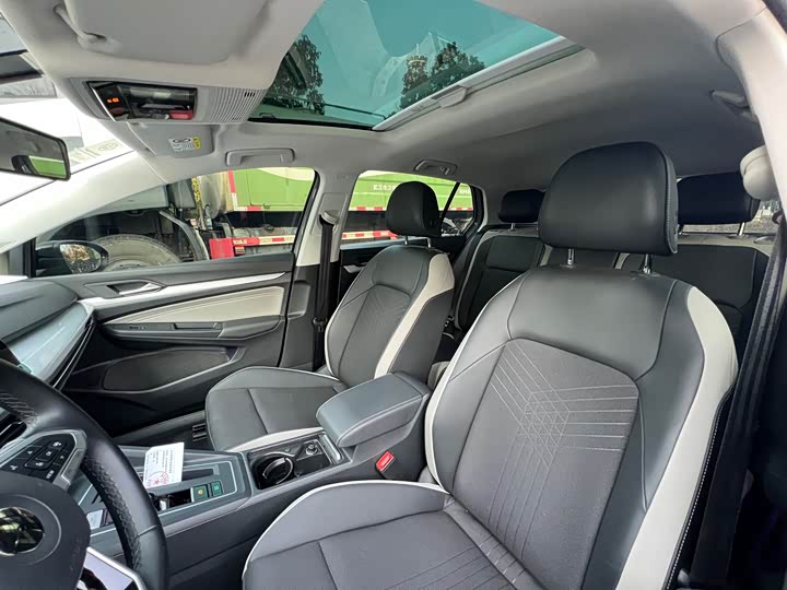 Photo 5 - Volkswagen Golf