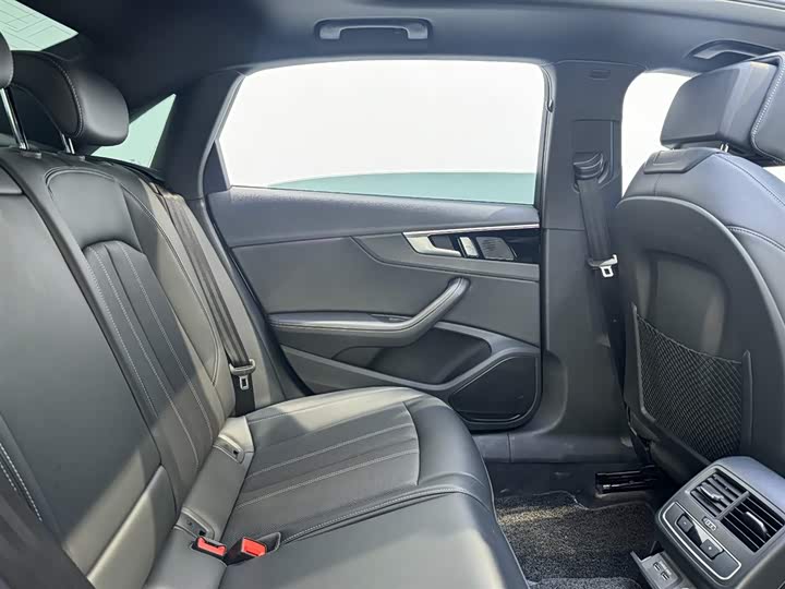 Фото 8 - Audi A4L