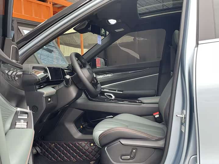 Photo 4 - Geely Atlas