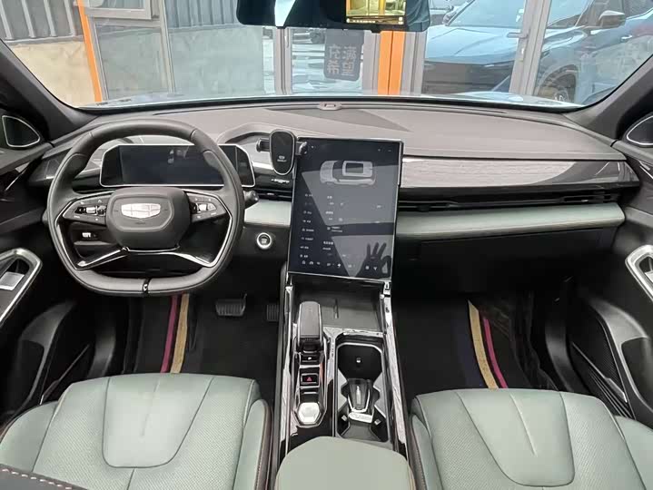 Photo 5 - Geely Atlas