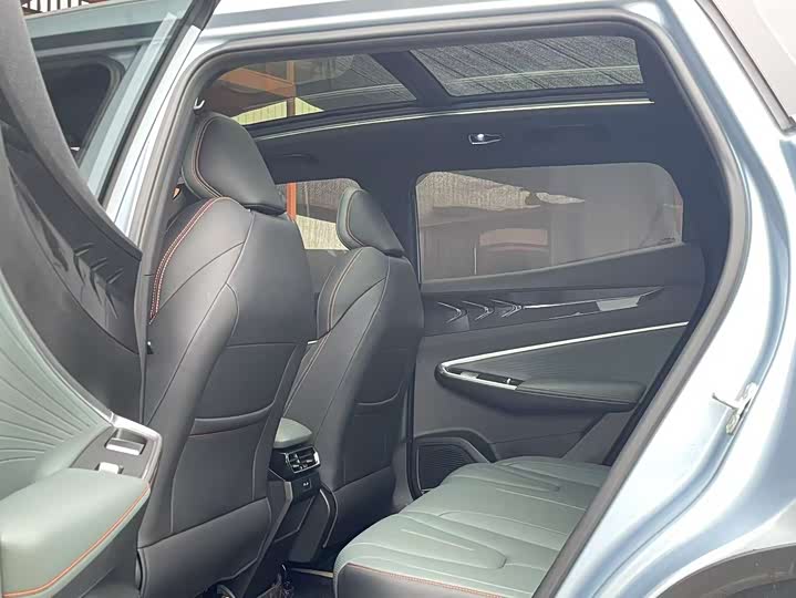 Photo 6 - Geely Atlas