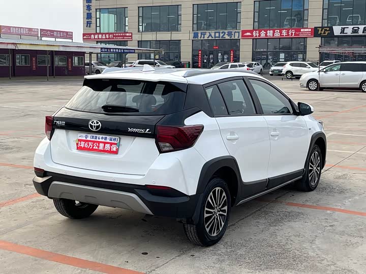 Photo 5 - Toyota Yaris L Hatchback