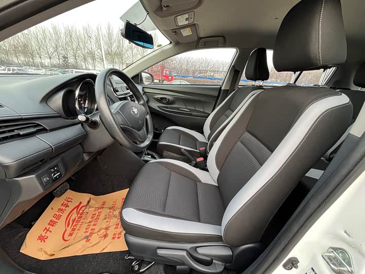 Photo 8 - Toyota Yaris L Hatchback