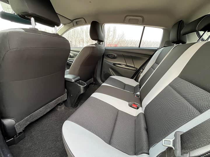 Photo 9 - Toyota Yaris L Hatchback